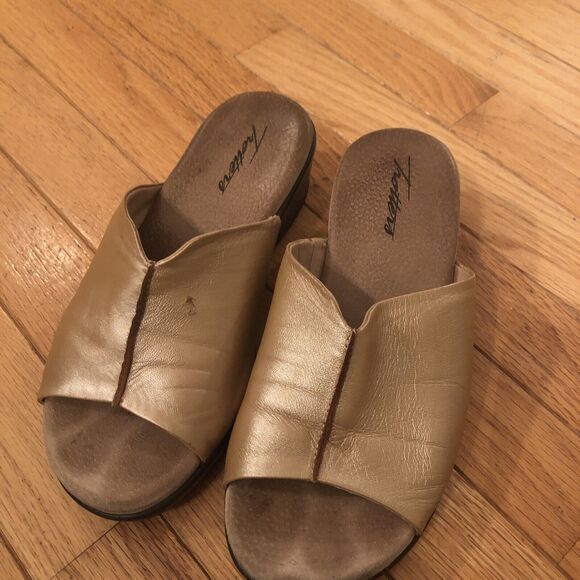 TROTTERS ELLIE Slides Sandals Shoes Goldwash Leather 6W‎ - Picture 1 of 9